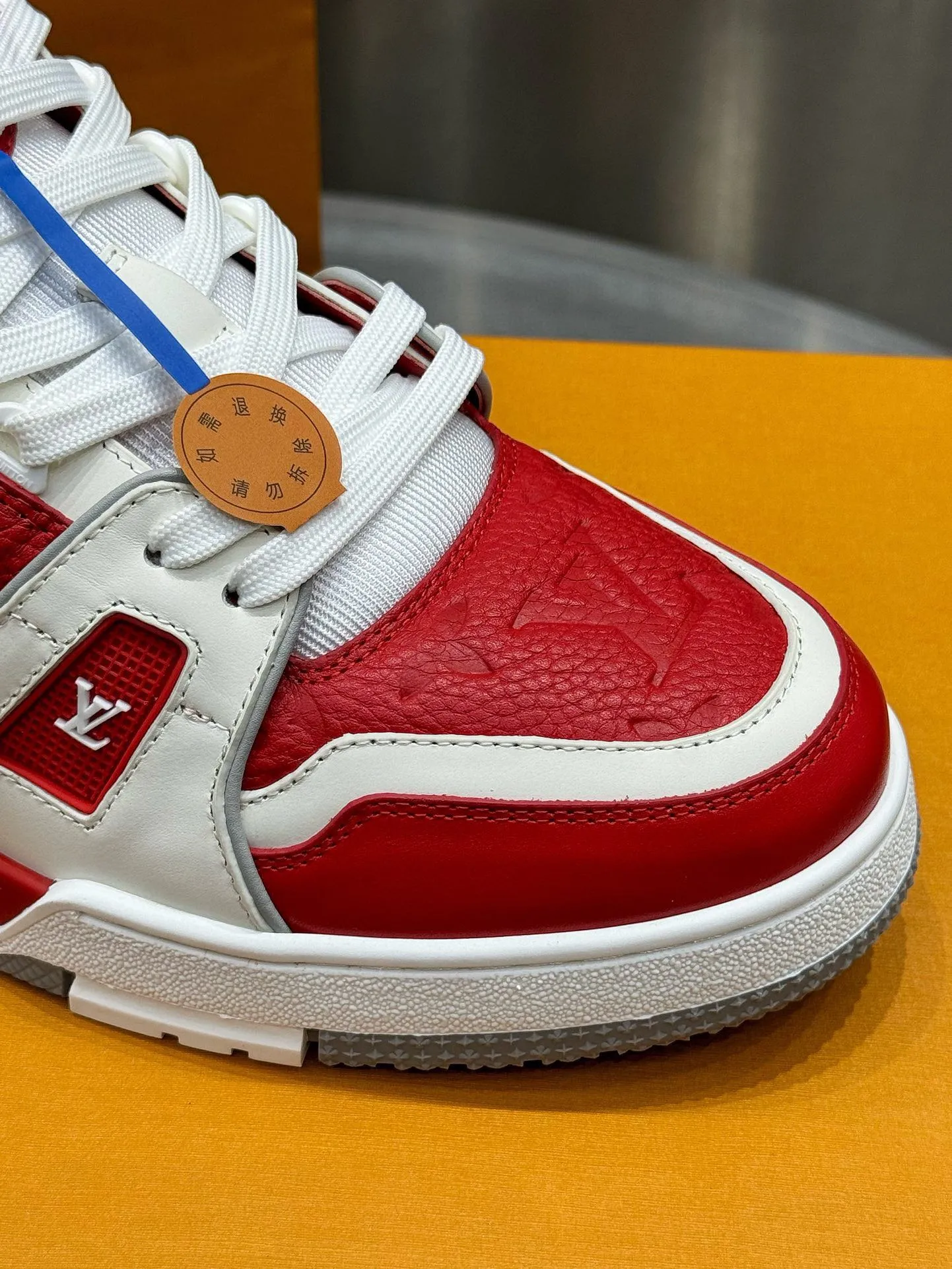 👟👟Ex-factory price 740👟👟 LOUIS VUITTON - the best-looking sneakers by Virgin Abloh, Lv Brand strongly recommends new products, official website limited edition retro basketball sneakers! Both high-top and low-top models spent money to purchase the original 1:1 accurate replica, the details are invincible, full of sincerity, imported custom-made original cowhide, the original package method is the same, the details are 100% restored, the private model customizes the original one-piece TPU outsole, which is different from other brands, without the original version, this effect cannot be achieved! LV’s best-looking couple shoes in the past, don’t miss it! Size: 35-45
